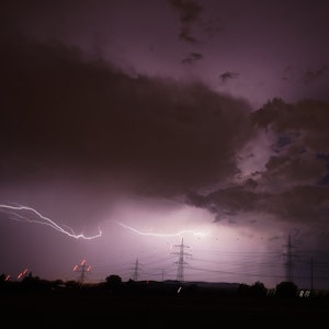 Blitze zucken am 20. Mai über dem Nachthimmel von Stuttgart. „Emmelinde“ hat für Chaos in zahlreichen Bundesländern gesorgt.