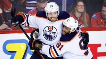 Leon Draisaitl von den Edmonton Oilers (links) bejubelt mit Evander Kane seinen Treffer zum 5:3-Endstand bei den Calgary Flames am 20. Mai 2022.