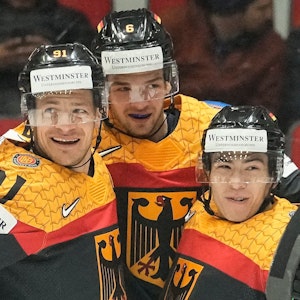 Eishockey-Nationalmannschaft: Jubel beim Sieg gegen Italien von Kai Wissmann, Moritz Müller und Alexander Ehl.