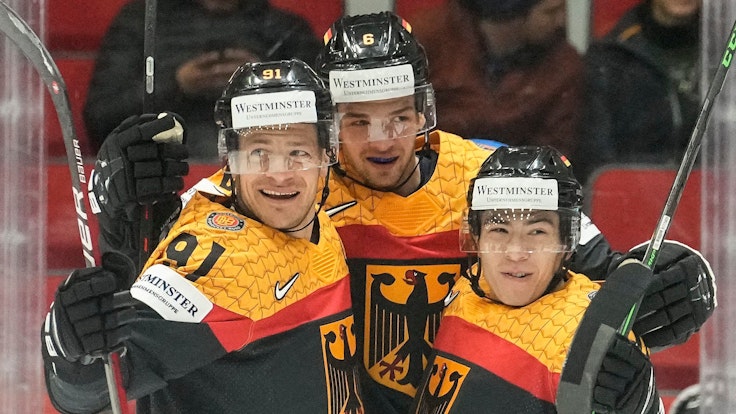 Eishockey-Nationalmannschaft: Jubel beim Sieg gegen Italien von Kai Wissmann, Moritz Müller und Alexander Ehl.