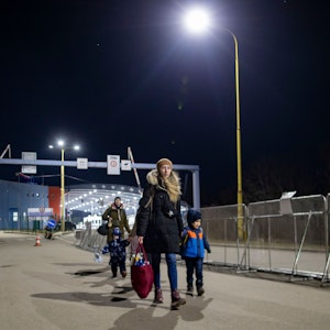 Vor allem Frauen und Kinder flüchten vor dem Krieg in der Ukraine und kommen über den Grenzübergang in die Slowakei.