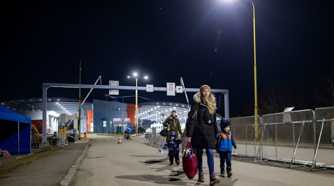 Vor allem Frauen und Kinder flüchten vor dem Krieg in der Ukraine und kommen über den Grenzübergang in die Slowakei.