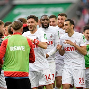 Ellyes Skhiri jubelt mit dem 1. FC Köln über den Sieg gegen den FSV Mainz 05.