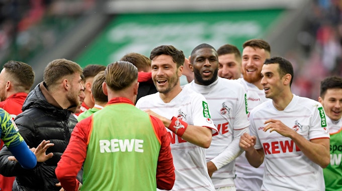 Ellyes Skhiri jubelt mit dem 1. FC Köln über den Sieg gegen den FSV Mainz 05.