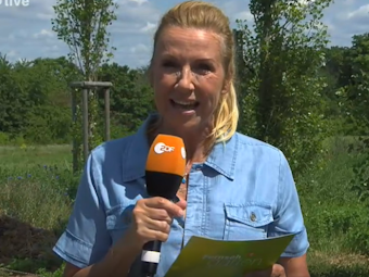Andrea Kiewel moderiert den ZDF- „Fernsehgarten“ am 22. Mai 2022.