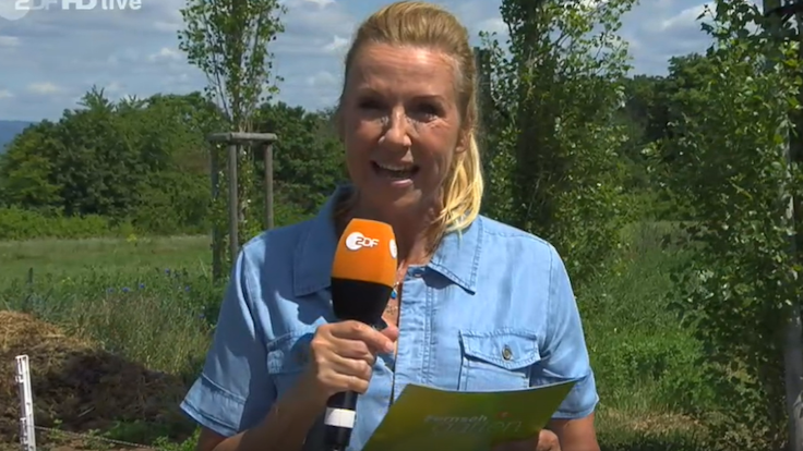 Andrea Kiewel moderiert den ZDF- „Fernsehgarten“ am 22. Mai 2022.