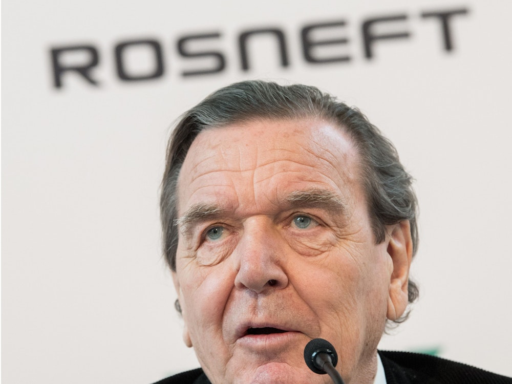 Der ehemalige Bundeskanzler und bisherige Aufsichtsratschef des russischen Ölkonzerns Rosneft, Gerhard Schröder (SPD), spricht auf einer Pressekonferenz in der PCK-Raffinerie.