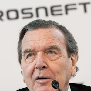 Der ehemalige Bundeskanzler und bisherige Aufsichtsratschef des russischen Ölkonzerns Rosneft, Gerhard Schröder (SPD), spricht auf einer Pressekonferenz in der PCK-Raffinerie.