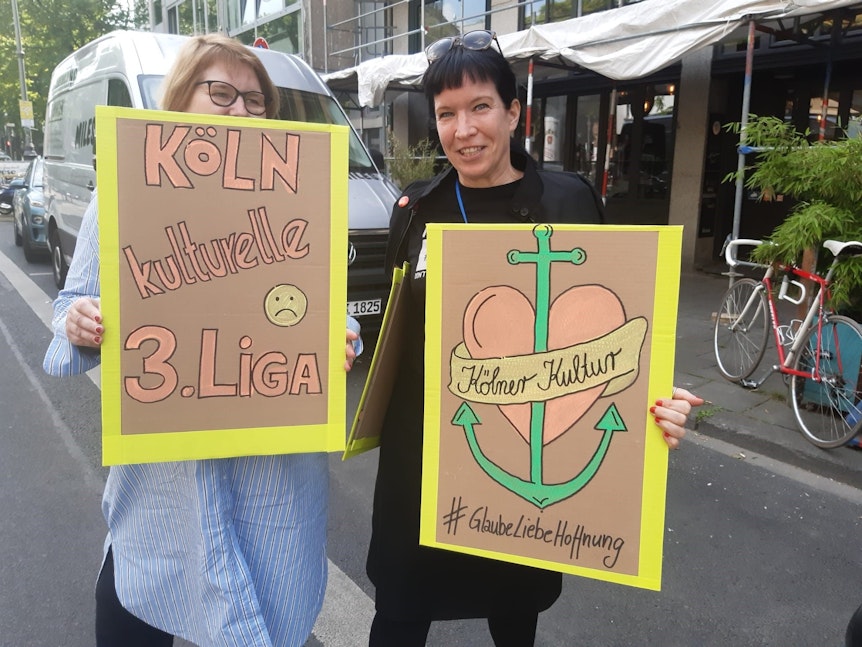 Demonstrantinnen am 22. Mai vor der Volksbühne am Rudolfplatz in Köln.