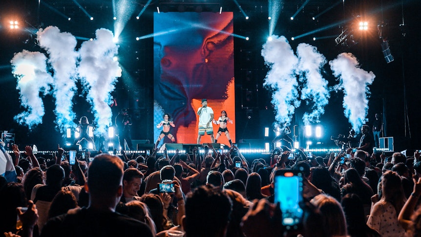 Nicky Jam auf der Bühne in der LANXESS Arena