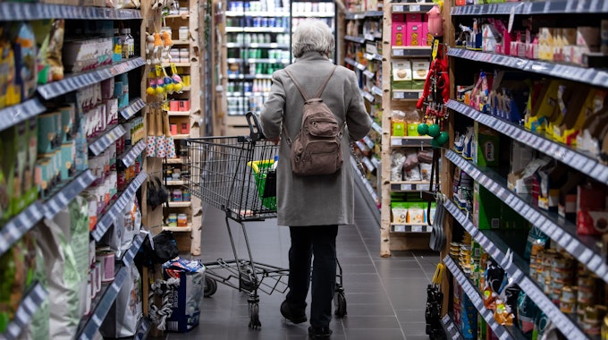 Der Hersteller Santa Maria ruft das Produkt „Bio Tortilla Chips salted“ zurück. Das Foto zeigt eine Frau mit Einkaufswagen im Supermarkt.