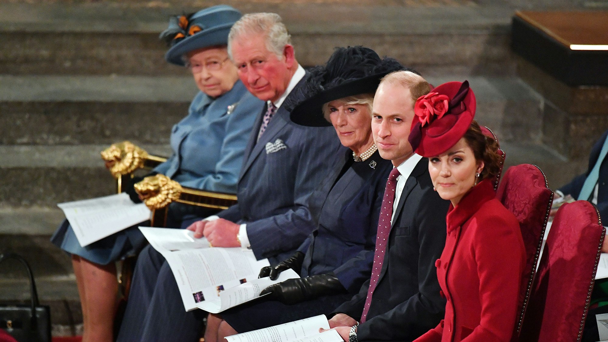 Die britische Königin Elizabeth II. (l-r), Prinz Charles, seine Frau Camilla, Herzogin von Cornwall, Prinz William, Herzog von Cambridge und seine Frau Catherine, genannt Kate, Herzogin von Cambridge, sitzen zusammen beim Commonwealth Gottesdienst in der Westminster Abbey.