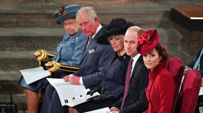 Die britische Königin Elizabeth II. (l-r), Prinz Charles, seine Frau Camilla, Herzogin von Cornwall, Prinz William, Herzog von Cambridge und seine Frau Catherine, genannt Kate, Herzogin von Cambridge, sitzen zusammen beim Commonwealth Gottesdienst in der Westminster Abbey.