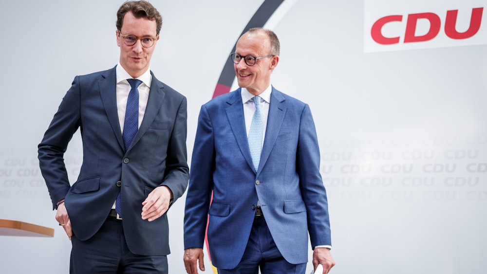 Hendrik Wüst (CDU), Ministerpräsident von Nordrhein-Westfalen, geht neben Friedrich Merz, CDU Bundesvorsitzender, nach einer Pressekonferenz nach der Sitzung des CDU-Bundesvorstands in der Parteizentrale.