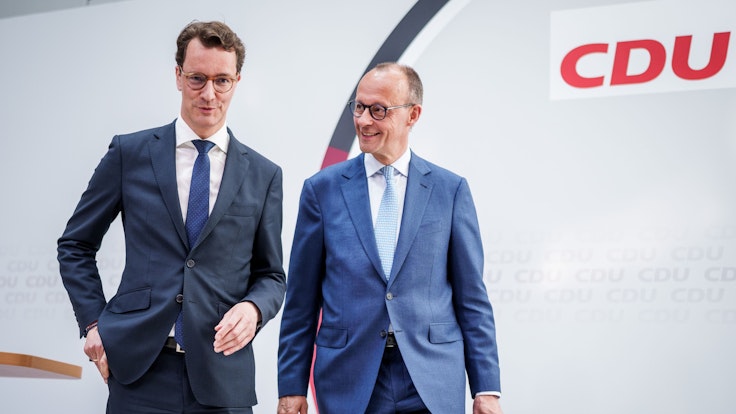 Hendrik Wüst (CDU), Ministerpräsident von Nordrhein-Westfalen, geht neben Friedrich Merz, CDU Bundesvorsitzender, nach einer Pressekonferenz nach der Sitzung des CDU-Bundesvorstands in der Parteizentrale.