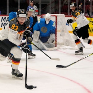 Der deutsche Eishockeyspieler Leonhard Pföderl kontrolliert den Puck gegen Kasachstan.