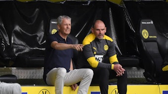 Lucien Favre (li.), und Co-Trainer Manfred Stefes (re.) am 19. September 2020 auf der Bank von Borussia Dortmund. Arbeiten beide auch bei Borussia Mönchengladbach wieder zusammen? Favre zeigt mit der rechten Hand auf das Spielfeld.