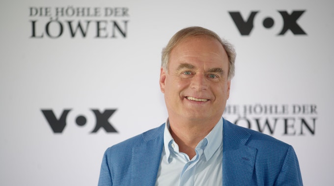 Georg Kofler lachte bei einem Fototermin von der Vox-Show „Die Höhle der Löwen“ im August 2020 in die Kamera.