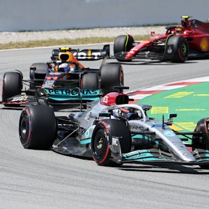 Die Autos von Mercedes, Red Bull und Ferrari im Dreikampf um die vorderen Plätze.