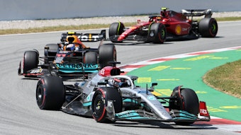 Die Autos von Mercedes, Red Bull und Ferrari im Dreikampf um die vorderen Plätze.