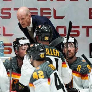 Toni Söderholm spricht während der Eishockey-WM zur Mannschaft.