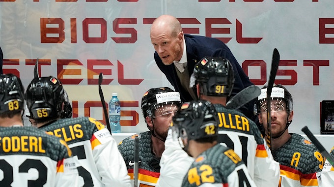 Toni Söderholm spricht während der Eishockey-WM zur Mannschaft.