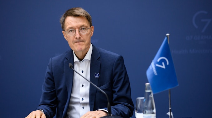 Karl Lauterbach (SPD), Bundesminister für Gesundheit, äußert sich bei einer Pressekonferenz zum Treffen der Gesundheitsminister der G7-Staaten im Roten Rathaus.