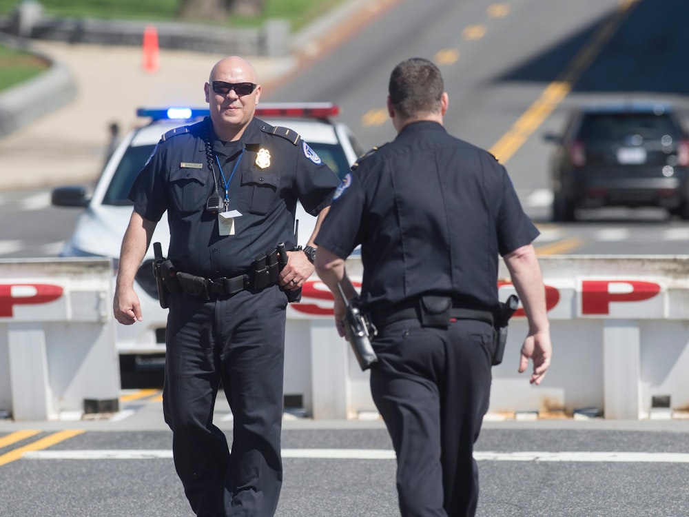 Zwei Polizisten in Uniform gehen am 28. März 2016 auf der Straße in Washington in der Nähe vom Capitol Hill.