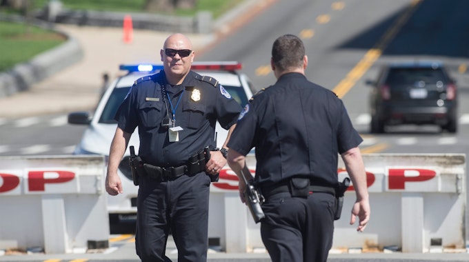 Zwei Polizisten in Uniform gehen am 28. März 2016 auf der Straße in Washington in der Nähe vom Capitol Hill.