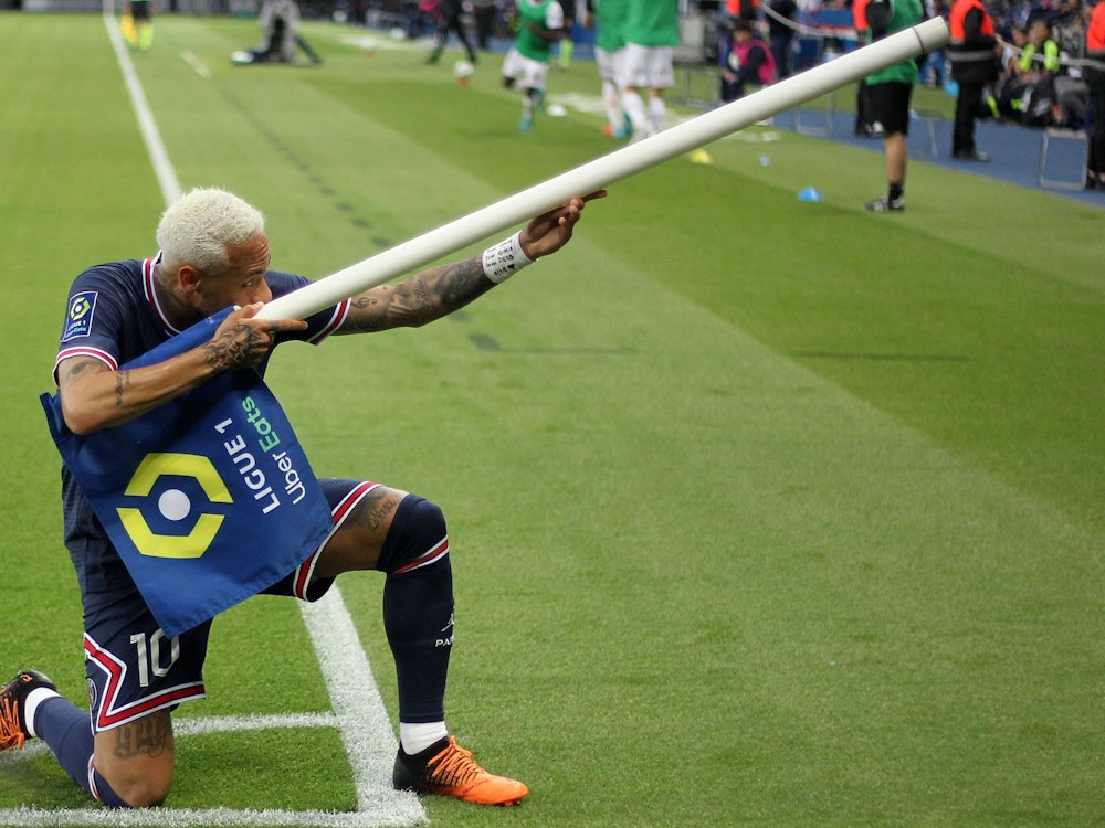 Neymar jubelt mit der Eckfahne und zielt auf die Fans.