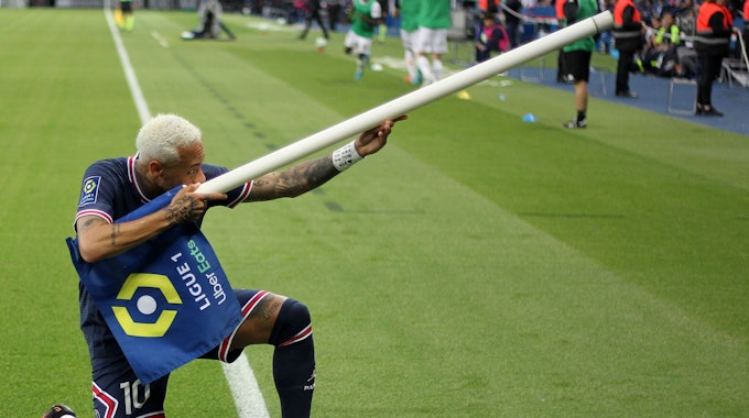 Neymar jubelt mit der Eckfahne und zielt auf die Fans.