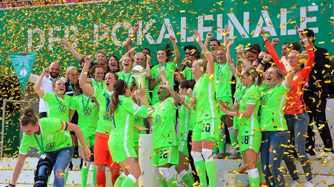 Der VfL Wolfsburg jubelt nach dem Sieg im DFB-Pokal 2021 in Köln.