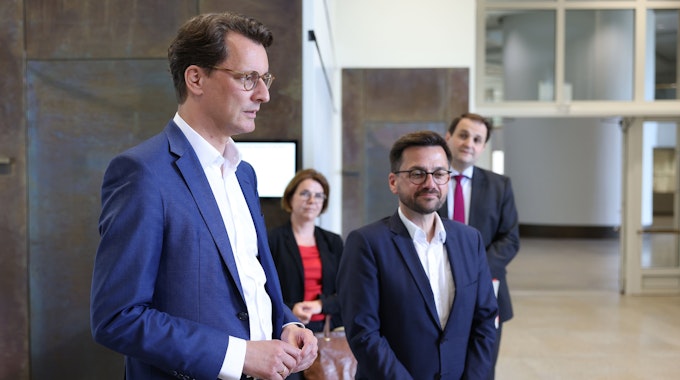 Ministerpräsident Hendrik Wüst und SPD-Landeschef Thomas Kutschaty stehen bei ihrem Treffen am 23. Mai 2022 nebeneinander.
