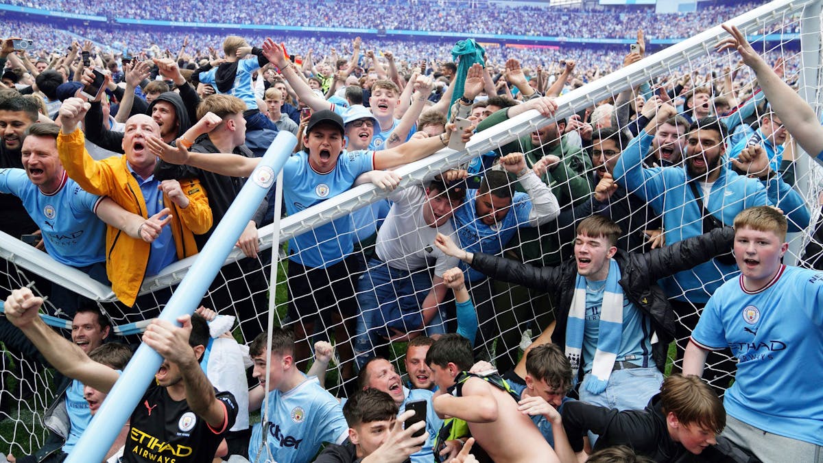 Fans von Manchester City beim Platzsturm nach der gewonnenen Meisterschaft am 22. Mai 2022.