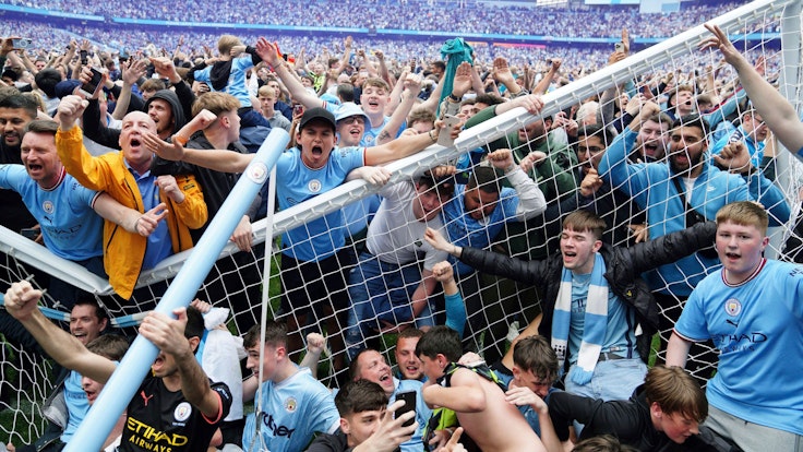 Fans von Manchester City beim Platzsturm nach der gewonnenen Meisterschaft am 22. Mai 2022.