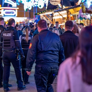 Die Polizei am Sonntag, 22. Mai 2022, im Einsatz auf der Kirmes in Lüdenscheid.