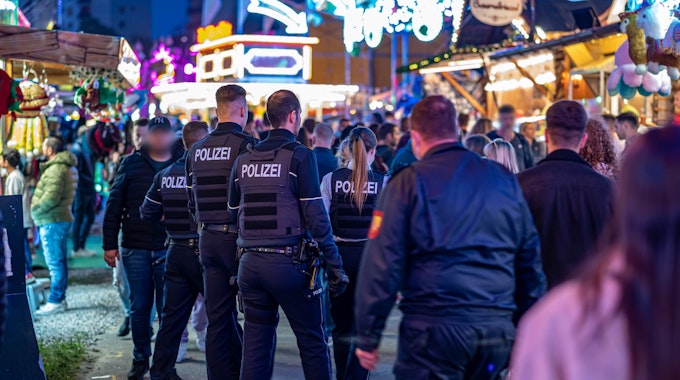 Die Polizei am Sonntag, 22. Mai 2022, im Einsatz auf der Kirmes in Lüdenscheid.