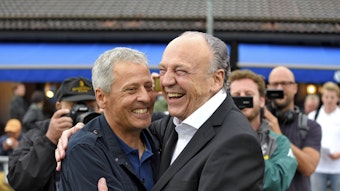 Lucien Favre zusammen mit Präsident Rolf Königs am 20. Juli 2017 bei einem Testspiel von Borussia Mönchengladbach gegen OGC Nizza. Beide umarmen sich und lachen gemeinsam.
