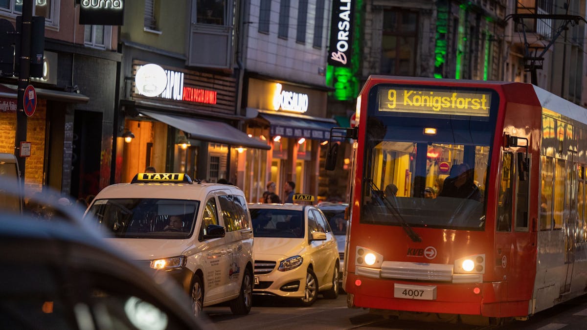 In der Zülpicher Straße sind Taxis und Straßenbahnen unterwegs.