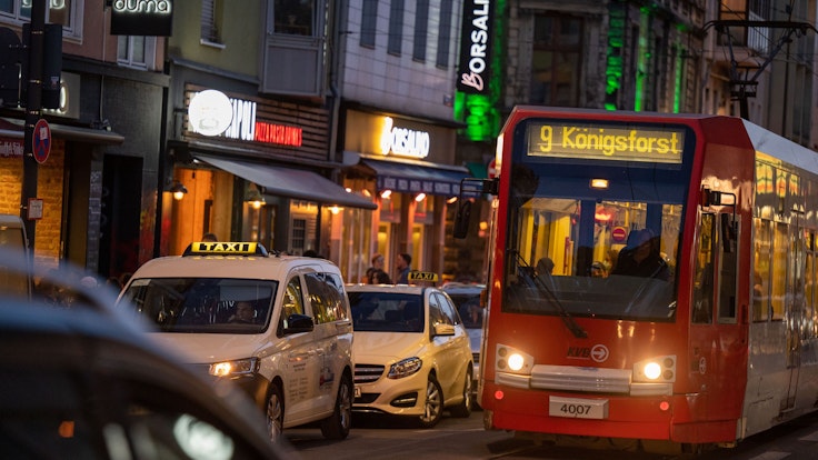 In der Zülpicher Straße sind Taxis und Straßenbahnen unterwegs.