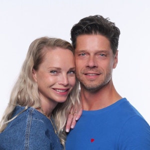 Der Schauspieler Stephen Dürr und seine Frau Katharina. Die Verwendung des sendungsbezogenen Materials ist nur mit dem Hinweis und Verlinkung auf RTL+ gestattet.