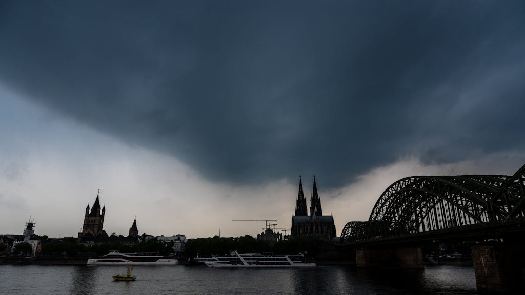 Dunkle Gewitterwolken ziehen über dem Kölner Dom auf.&nbsp;