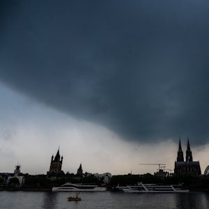 Dunkle Gewitterwolken ziehen über dem Kölner Dom auf.
