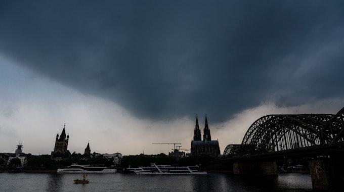 Dunkle Gewitterwolken ziehen über dem Dom auf. In Köln und NRW werden am Montag (23. Mai 2022) wieder starke Gewitter erwartet.