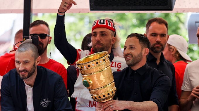 RB Leipzig ist DFB-Pokalsieger 2022. Kevin Kampl (M.), hier beim gemeinsamen Feiern mit Coach Domenico Tedesco (r.).