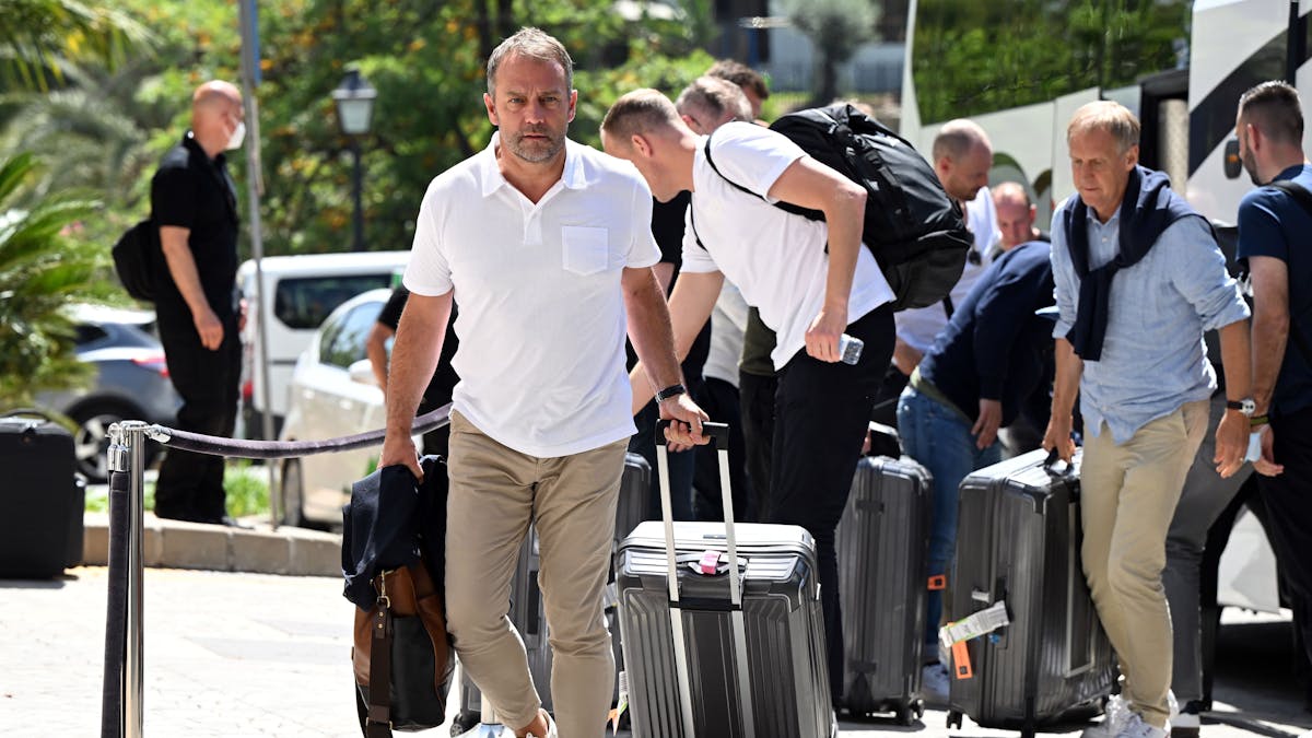 DFB-Coach Hansi Flick, hier vor dem Teamhotel in Marbella (Spanien) am 23. Mai 2022, flog mit der Nationalmannschaft zum Mini-Trainingslager.