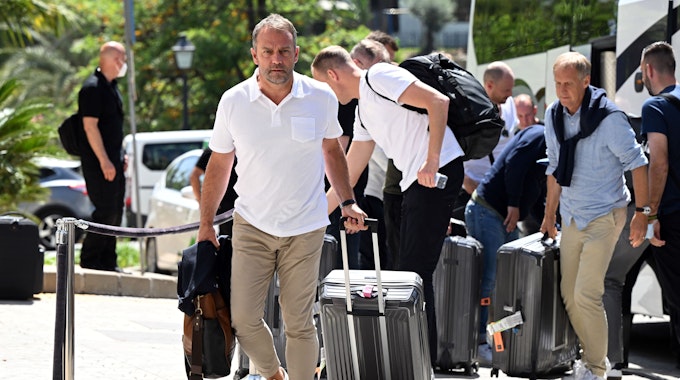 DFB-Coach Hansi Flick, hier vor dem Teamhotel in Marbella (Spanien) am 23. Mai 2022, flog mit der Nationalmannschaft zum Mini-Trainingslager.