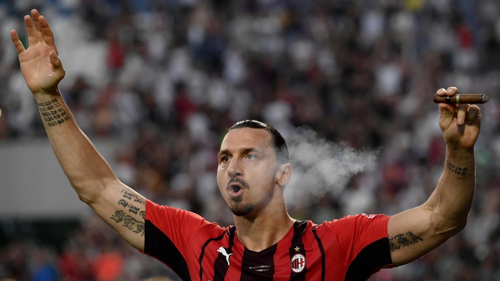 Zlatan Ibrahimovic feiert den Titelgewinn seines AC Milan mit einer Zigarre.