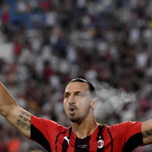 Zlatan Ibrahimovic feiert den Titelgewinn seines AC Milan mit einer Zigarre.