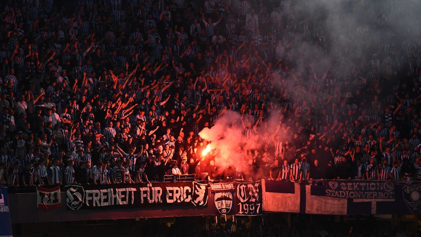 Die Fans der Hertha, hier am 23. Mai 2022 beim Gastspiel gegen den HSV, peitschten ihre Mannschaft nach vorne.